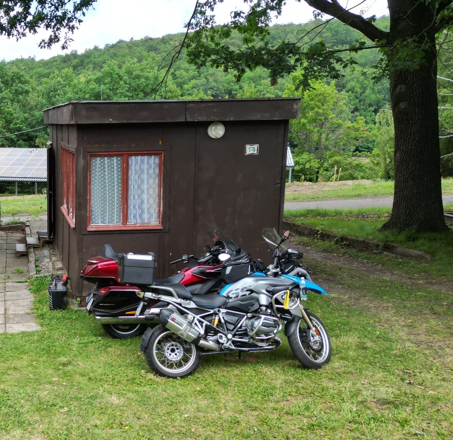 Chatka č. 14 — motorkáři vítáni