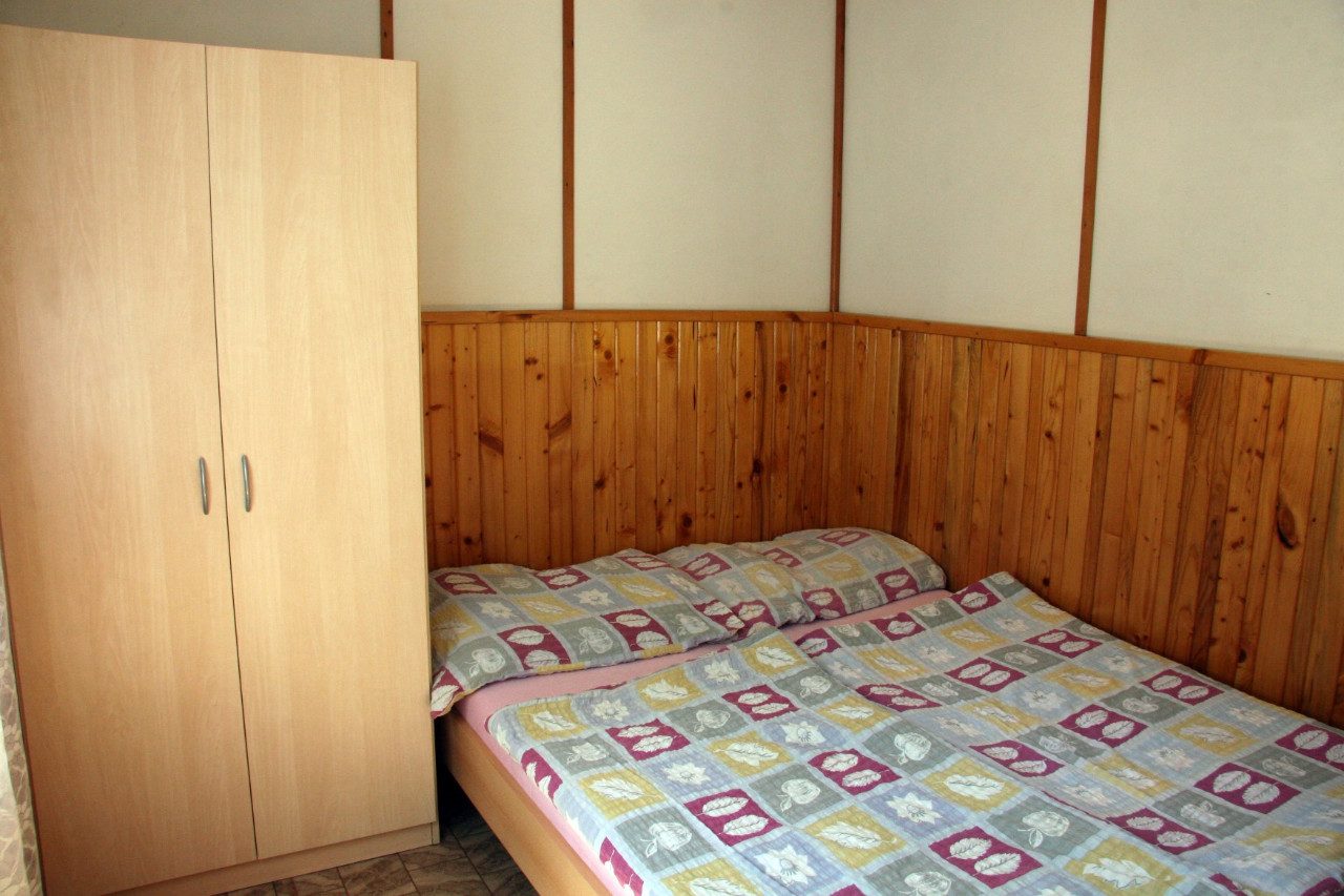 Ložnice s manželskou postelí
